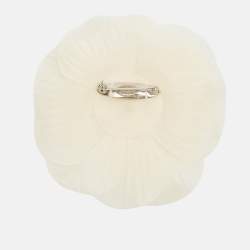 مملوكة مسبقًا بروش قماش الكاميليا من شانيل كريمي