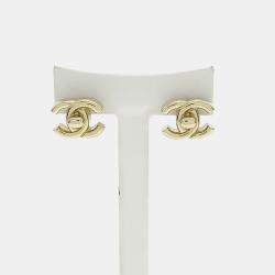 مملوكة مسبقًا Chanel Gold Tone Logo Earrings