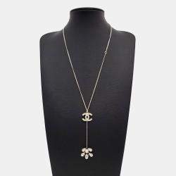 مملوكة مسبقًا قلادة شانيل بشعار كريستال ولؤلؤ مطلية بالذهب