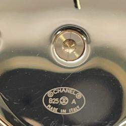 Pre Owned أقراط شانييل قبة شعار CC جلد أسود مطلية بالذهب