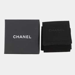 Pre Owned أقراط شانيل CC بشعار الدنيم وتصميم القلب مطلية بالذهب وراتنج بلون كحلي