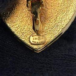 Pre Owned أقراط شانيل CC بشعار الدنيم وتصميم القلب مطلية بالذهب وراتنج بلون كحلي