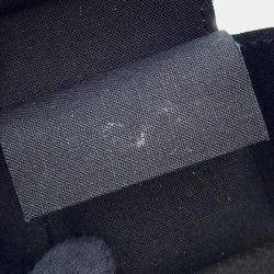 Pre Owned أقراط شانيل CC بشعار الدنيم وتصميم القلب مطلية بالذهب وراتنج بلون كحلي