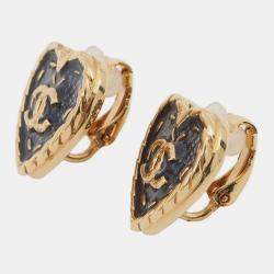 Pre Owned أقراط شانيل CC بشعار الدنيم وتصميم �القلب مطلية بالذهب وراتنج بلون كحلي