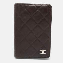 مملوكة مسبقًا Chanel CC Dark Brown Quilted Leather Passport Holder