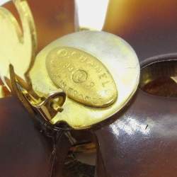 Pre Owned أقراط شانيل أكريليك بني مشبك التثبيت