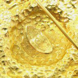 Pre Owned دبوس بروش أسد شانيل ذهبي