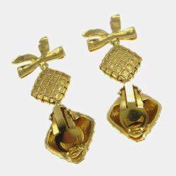 مملوكة مسبقًا أقراط شانيل متدلية بقوس مبطن تثبيت كليب-أون ذهبية اللون