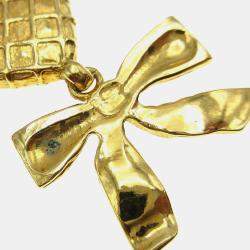 مملوكة مسبقًا أقراط شانيل متدلية بقوس مبطن تثبيت كليب-أون ذهبية اللون