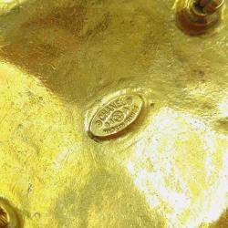 Pre Owned دبوس وسام شانيل لون ذهبي