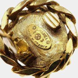 Pre Owned حلق شانيل مرصع بالأحجار الكريمة بكليب ذهبي اللون