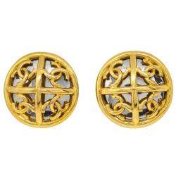 مملوكة مسبقًا Chanel Button Earrings Clip-On Gold