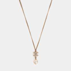 مملوكة مسبقًا قلادة شانيل CC بمعدن ذهبي اللون مع لؤلؤ زائف 2012