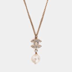 مملوكة مسبقًا قلادة شانيل CC بمعدن ذهبي اللون مع لؤلؤ زائف 2012