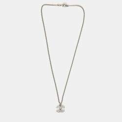 مملوكة مسبقًا قلادة شانيل F12 نغمة فضية مزينة بالكريستال بحرفي سي سي مزدوجين