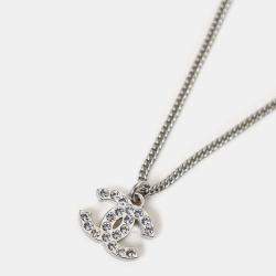 مملوكة مسبقًا قلادة شانيل F12 نغمة فضية مزينة بالكريستال بحرفي سي سي مزدوجين