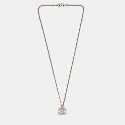 مملوكة مسبقًا قلادة شانيل F12 نغمة فضية مزينة بالكريستال بحرفي سي سي مزدوجين