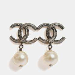 مملوكة مسبقًا Chanel 2011 Silver Toned CC Faux Pearl Drop Earrings