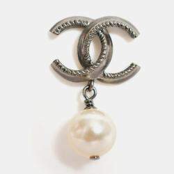 مملوكة مسبقًا Chanel 2011 Silver Toned CC Faux Pearl Drop Earrings