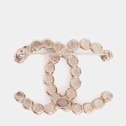 مملوكة مسبقًا Chanel 2019 Gold Tone Metal/Faux Pearl CC Brooch