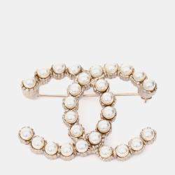 مملوكة مسبقًا Chanel 2019 Gold Tone Metal/Faux Pearl CC Brooch