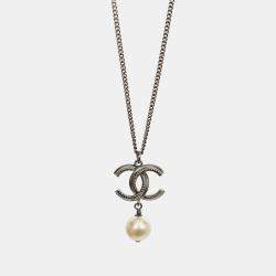 Pre Owned عقد شانيل 2011 CC فضي اللون مع إسقاط اللؤلؤ الصناعي