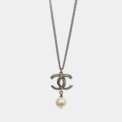 Pre Owned عقد شانيل 2011 CC فضي اللون مع إسقاط اللؤلؤ الصناعي