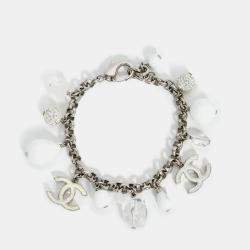 مملوكة مسبقًا سوار تعويذة شانيل سي سي 2010 فضي/مينا أبيض