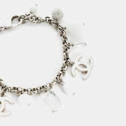 مملوكة مسبقًا سوار تعويذة شانيل سي سي 2010 فضي/مينا أبيض