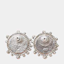 Pre Owned أقراط شانيل بلون فضي ولؤلؤ صناعي مزينة بكريستال وشعار CC