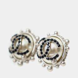 Pre Owned أقراط شانيل بلون فضي ولؤلؤ صناعي مزينة بكريستال وشعار CC