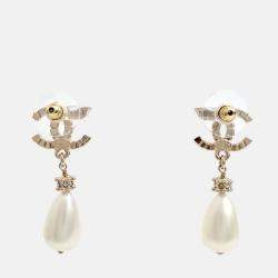 مملوكة مسبقًا Chanel Gold Plated Pearl Logo Earrings