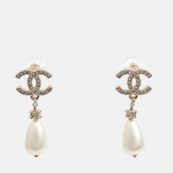 مملوكة مسبقًا Chanel Gold Plated Pearl Logo Earrings