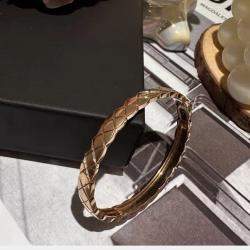 مملوكة مسبقًا سوار شانيل كوكو كراش عريض ذهبي مقاس صغير