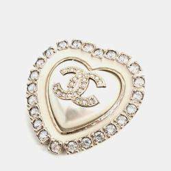 مملوكة مسبقًا بروش قلب شانيل