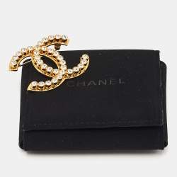 Pre Owned بروش شانيل CC بلون ذهبي مع كريستالات