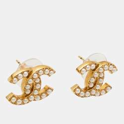 مملوكة مسبقًا أقراط شانيل سي سي لؤلؤ صناعي ذهبي اللون