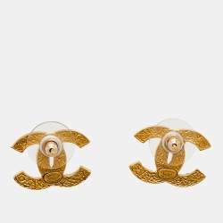 مملوكة مسبقًا أقراط شانيل سي سي لؤلؤ صناعي ذهبي اللون