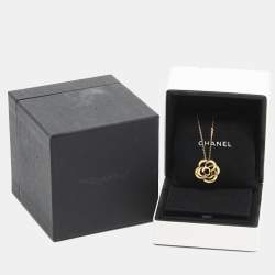 مملوكة مسبقًا قلادة شانيل فيل دي كامليا ذهب أصفر 18 قيراط