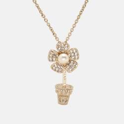 Pre Owned قلادة شانيل بوت زهرة كريستال لؤلؤ صناعي بلون ذهبي.