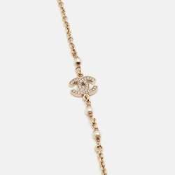 Pre Owned قلادة شانيل بوت زهرة كريستال لؤلؤ صناعي بلون ذهبي.