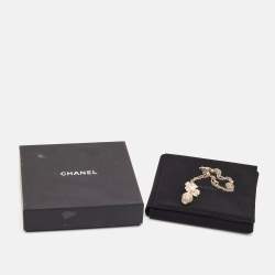 Pre Owned قلادة شانيل بوت زهرة كريستال لؤلؤ صناعي بلون ذهبي.