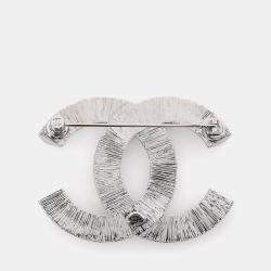 Pre Owned بروش شانيل فضي بحلي كريستال CC