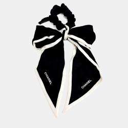 Pre Owned ربطة شعر وشريط شانيل حريري أبيض وأسود