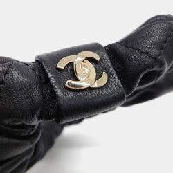 مملوكة مسبقًا Chanel leather hair scrunchie
