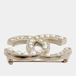 مملوكة مسبقًا بروش شعار شانيل