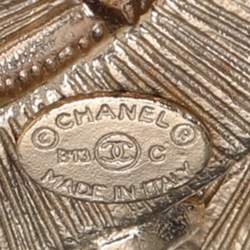 مملوكة مسبقًا قلادة شانيل متعددة الطبقات ذات لآلئ صناعية متعددة الألوان بلمسة ذهبية وشعار سي سي تصميم طويل