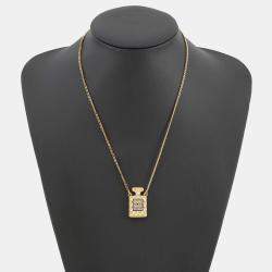 مملوكة مسبقًا قلادة زجاجة عطر بشعار شانيل سي سي مزينة بالذهب واللؤلؤ الصناعي بالراين