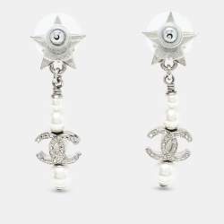 Pre Owned أقراط شانيل سي سي بلؤلؤ صناعي وكريستالات فضي اللون متدلية