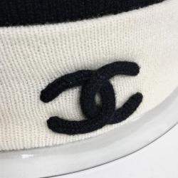 مملوكة مسبقًا قبعة شانييل كشمير أسود/أبيض